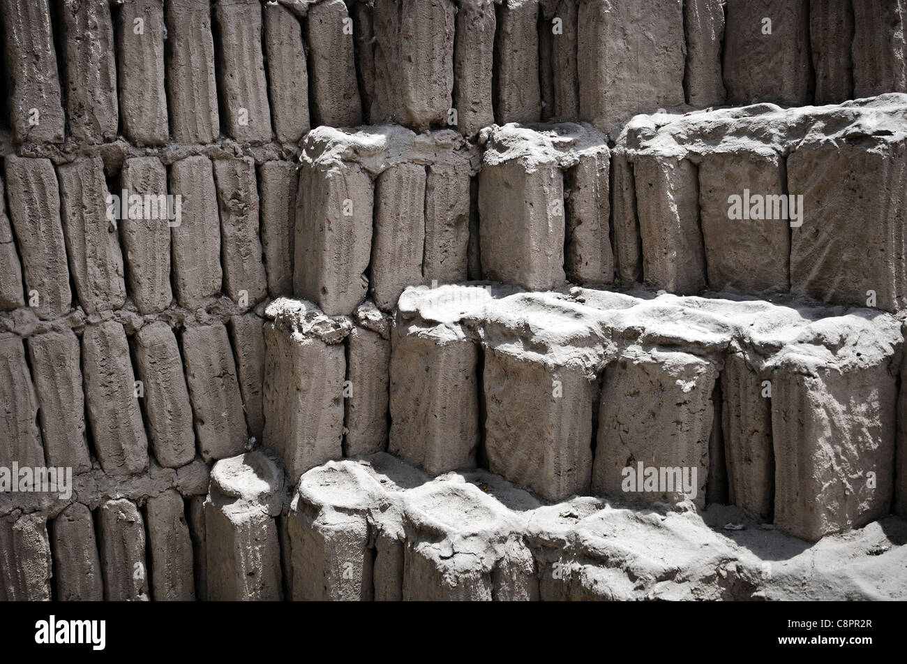 Gli antichi resti della piramide a Huaca Pucllana rovine precolombiane Miraflores Lima Peru Foto Stock