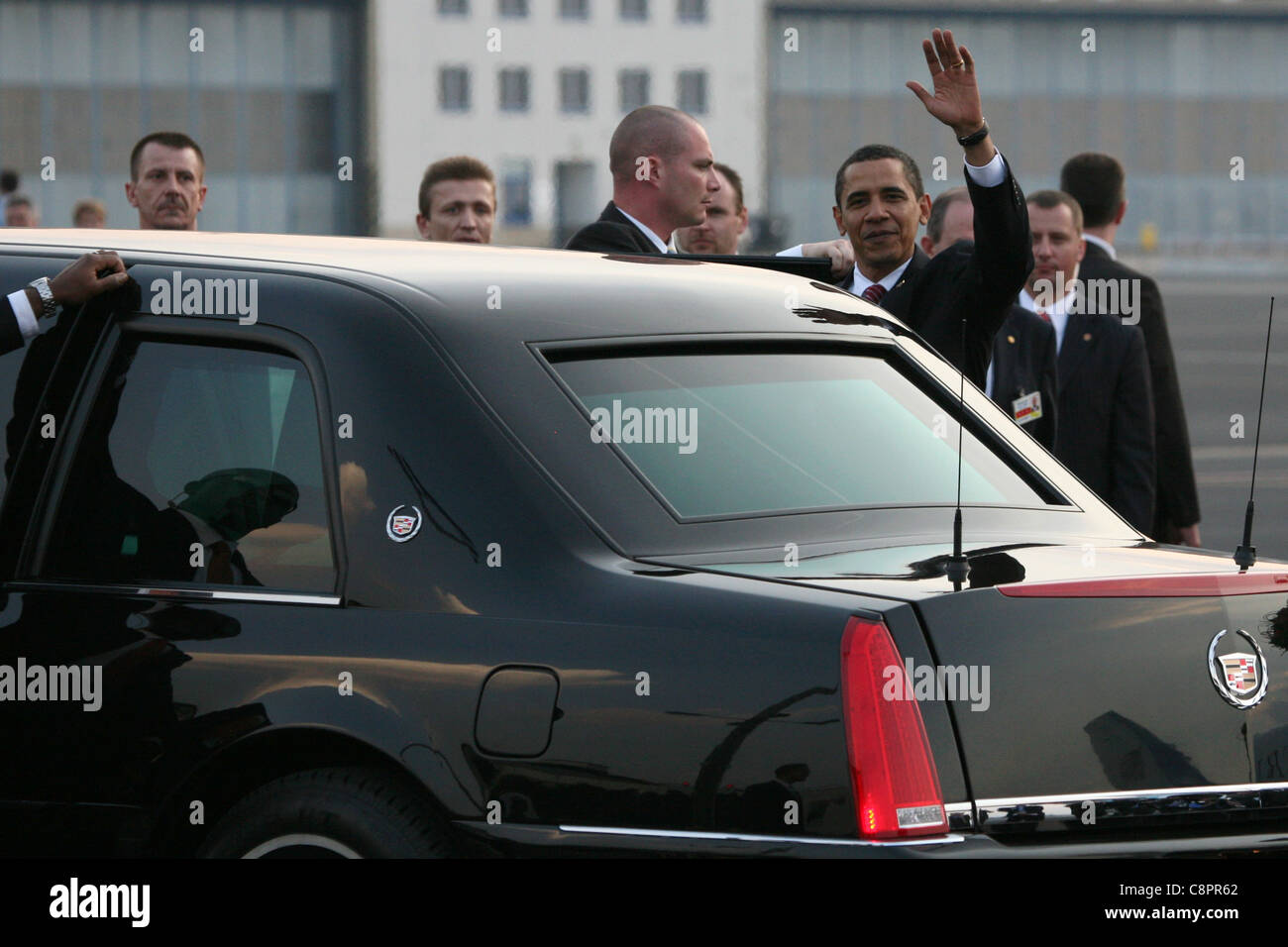 Il Presidente Usa Barack Obama il prossimo alla Cadillac Uno all'aeroporto Ruzyne di Praga, Repubblica ceca in data 4 aprile 2009. Foto Stock