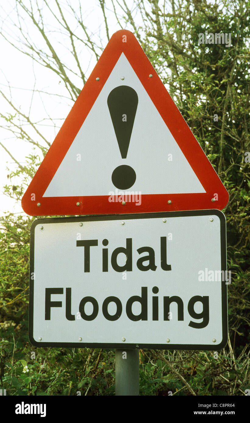 Allagamento di marea ! Strada segno di allarme inondazioni alluvioni segnaletica stradale su strada Costa North Norfolk della costa inglese REGNO UNITO British Englad REGNO UNITO Foto Stock