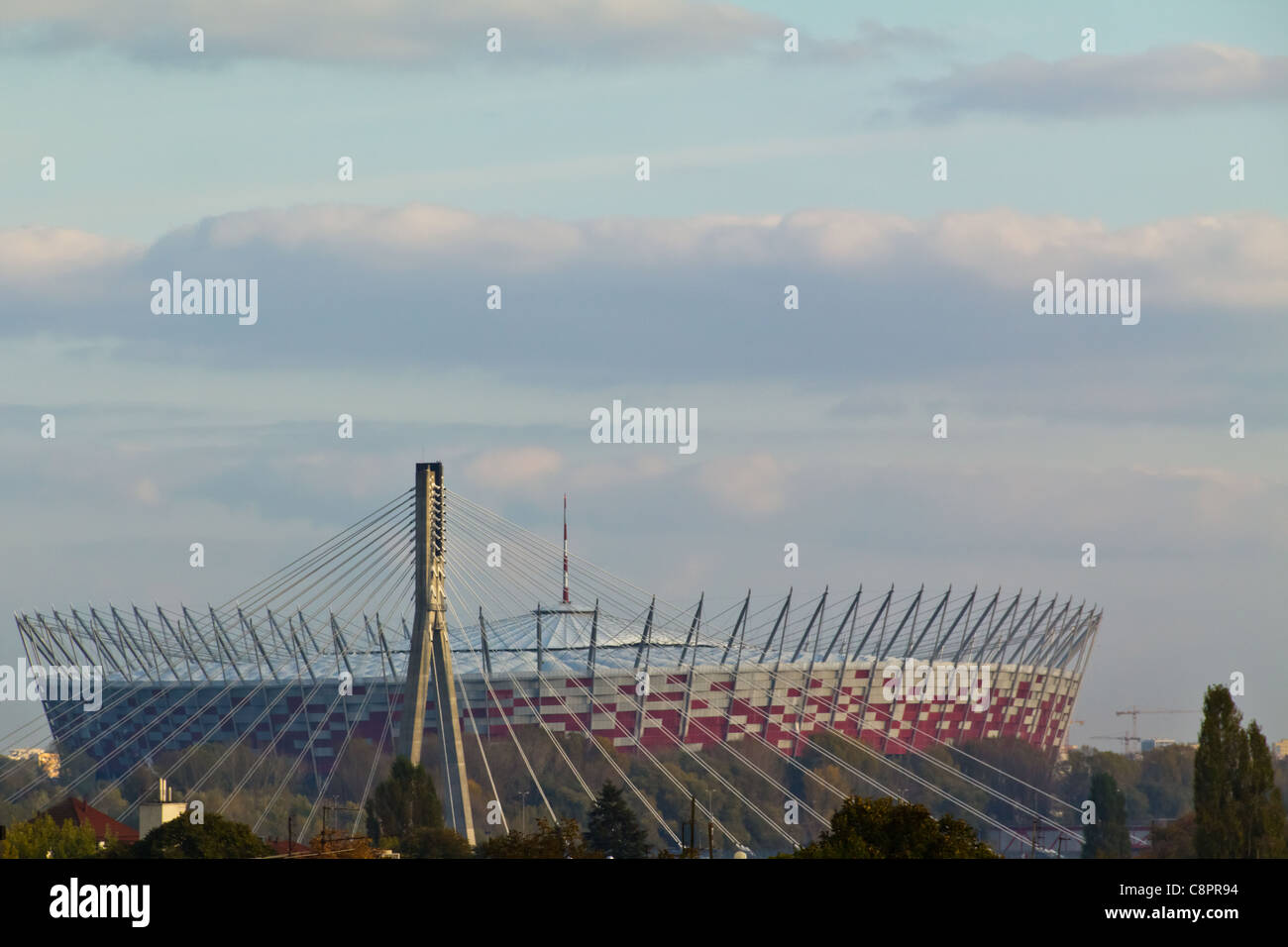 Il polacco lo stadio nazionale di Varsavia dietro il ponte più grande Foto Stock