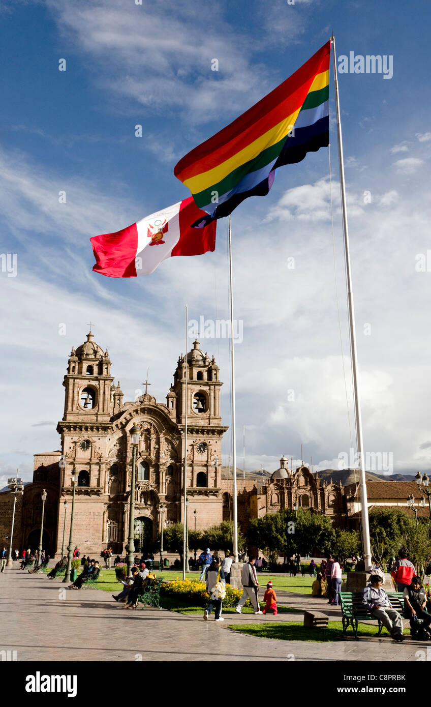 La Iglesia de La Compañía e bandiera peruviana Plaza de Armas Cusco Peru Foto Stock