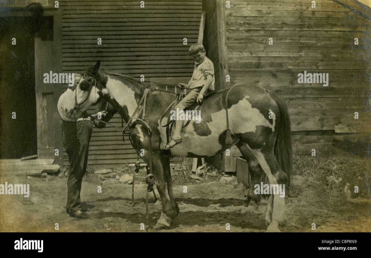 Circa 1910 fotografia di un giovane ragazzo bareback su un cavallo. Foto Stock