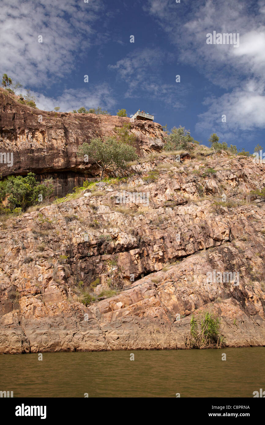 I turisti sulla piattaforma di visualizzazione sopra Katherine Gorge, Nitmiluk National Park, il Territorio del Nord, l'Australia Foto Stock