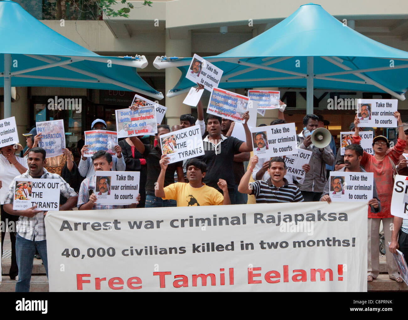 Manifestanti con Free Tamil Eelam banner manifestando contro il Presidente dello Sri Lanka Mahendra Rajapakse a CHOGM 2011 proteste. Foto Stock