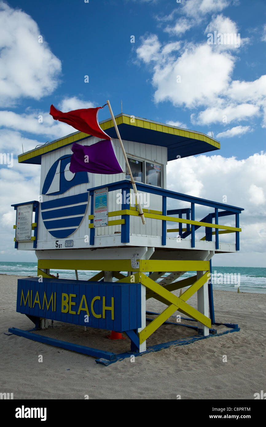 Un colorato stile Art Deco stazione bagnino a South Beach di Miami Beach, Florida Foto Stock