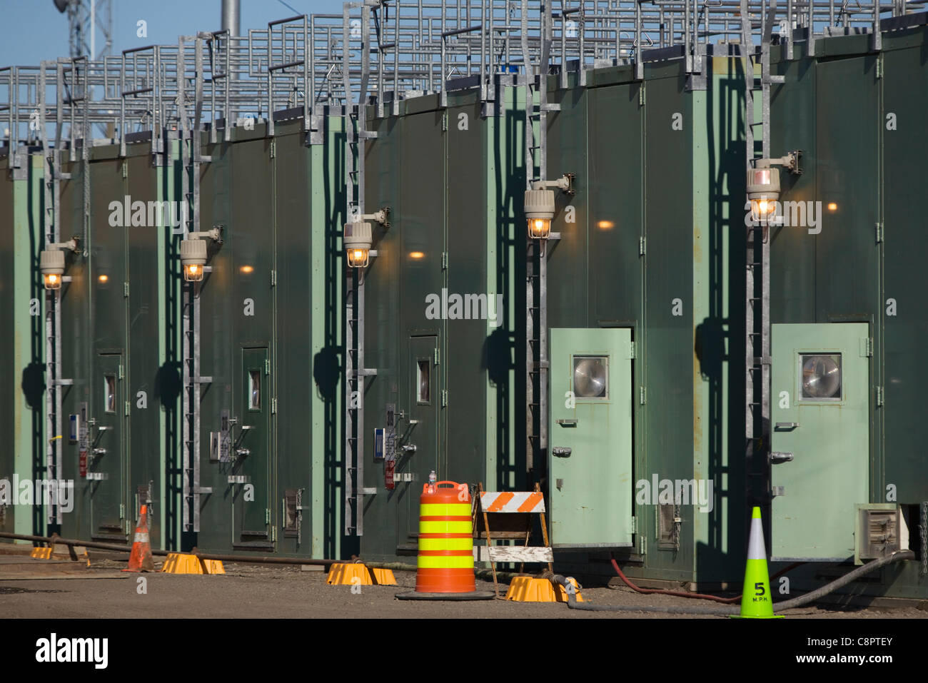 Fila di alloggiamenti della testa del pozzo, Versante Nord Alaska Foto Stock
