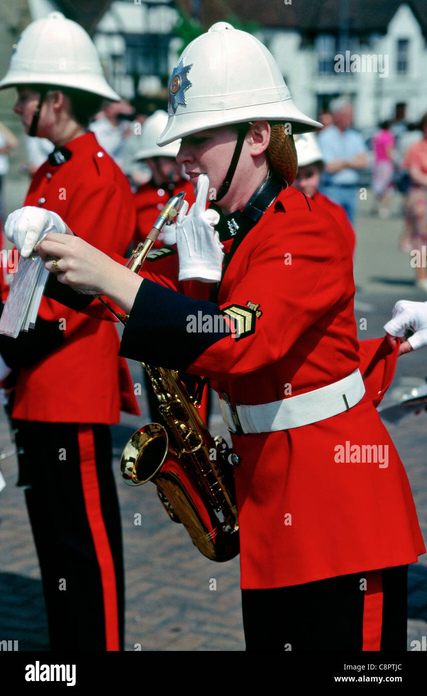 Candide colpo di un militare inglese bandswoman e una mano. Inghilterra, Regno Unito Foto Stock
