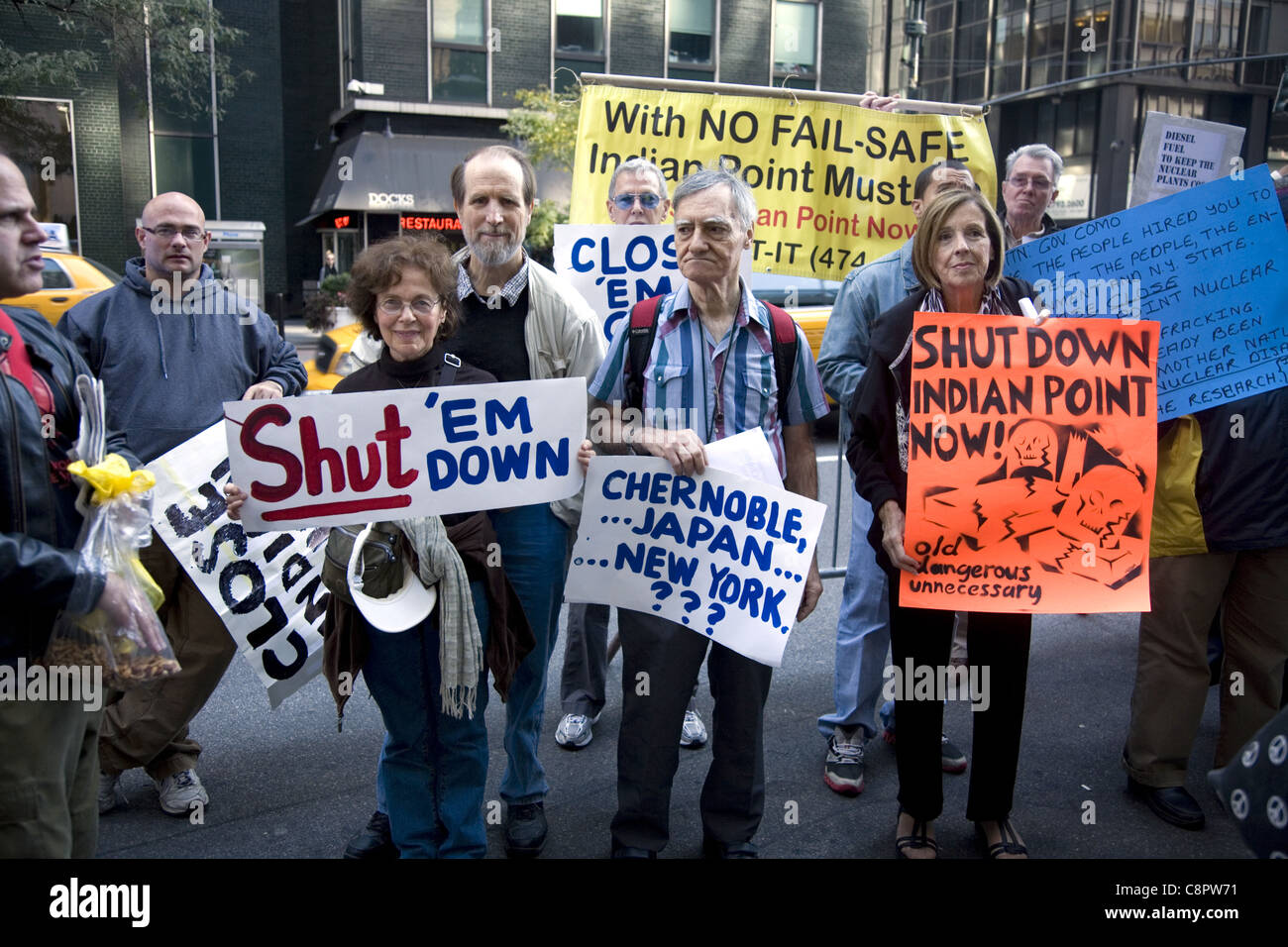 Rally, nella parte anteriore del NY Gov. Andrew Cuomo's NYC office, per arrestare il punto indiano centrale nucleare. Foto Stock