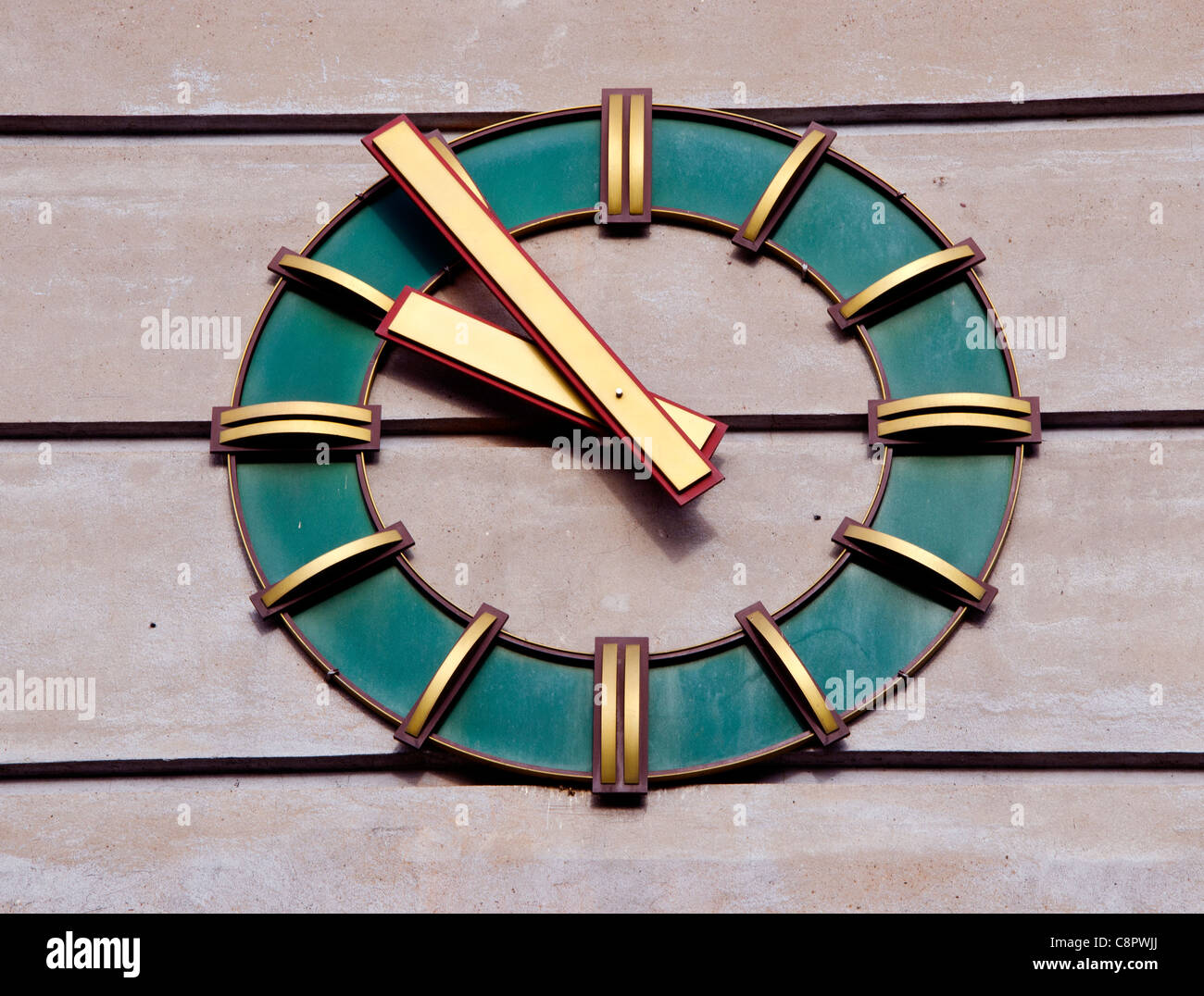 Orologio modernistica sulla parete di edificio industriale. Il passare del tempo. Foto Stock