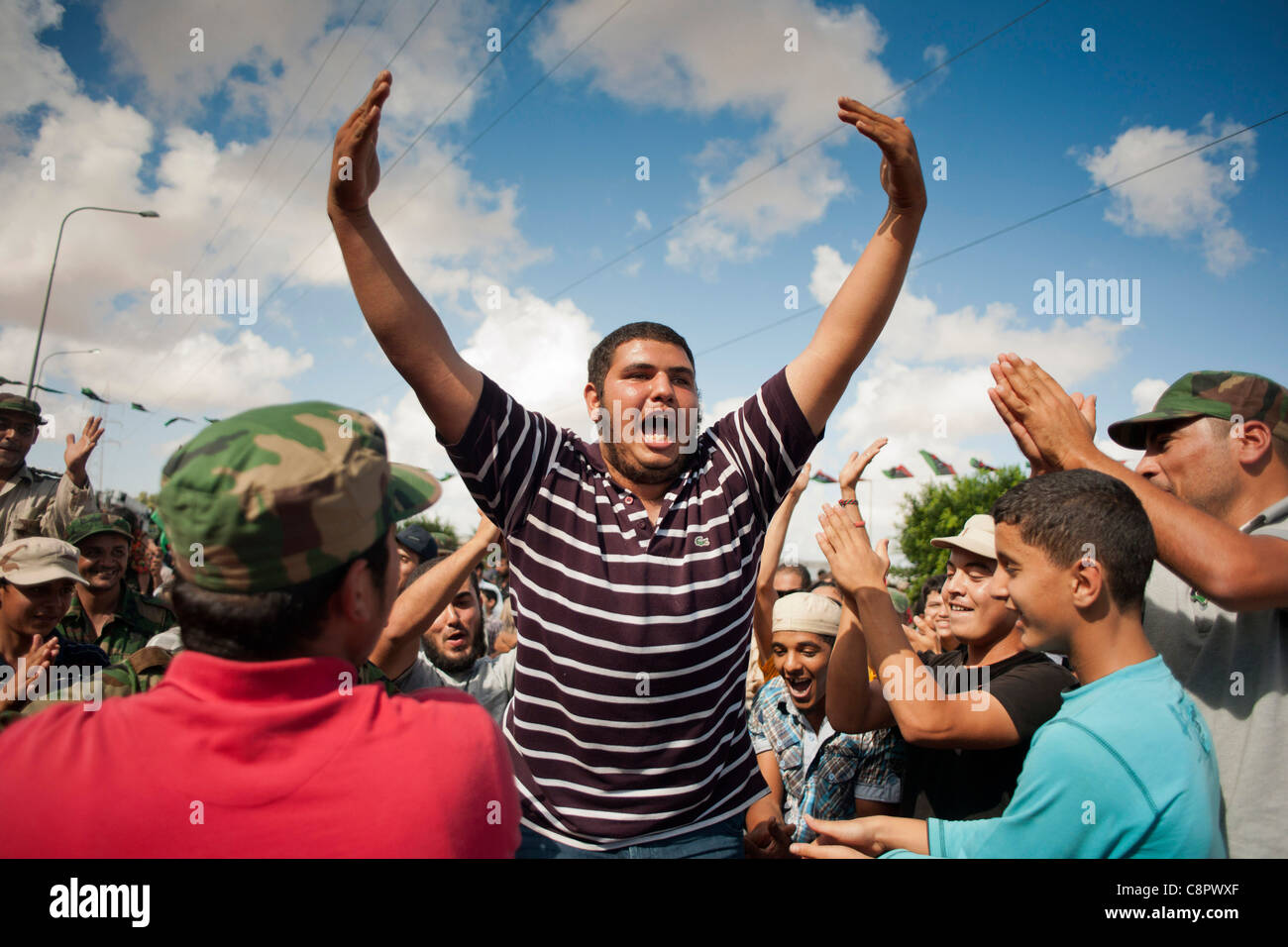 La gente di Misurata celebrare la cattura di Gheddafi e la fine dei combattimenti in Libia Foto Stock