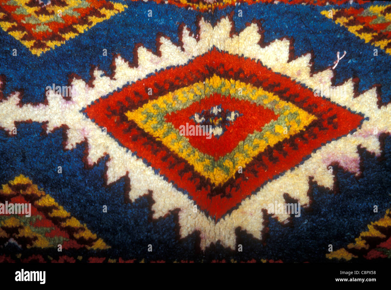 Motivo geometrico su un tappeto berbero intrecciato a mano, Marocco Foto Stock
