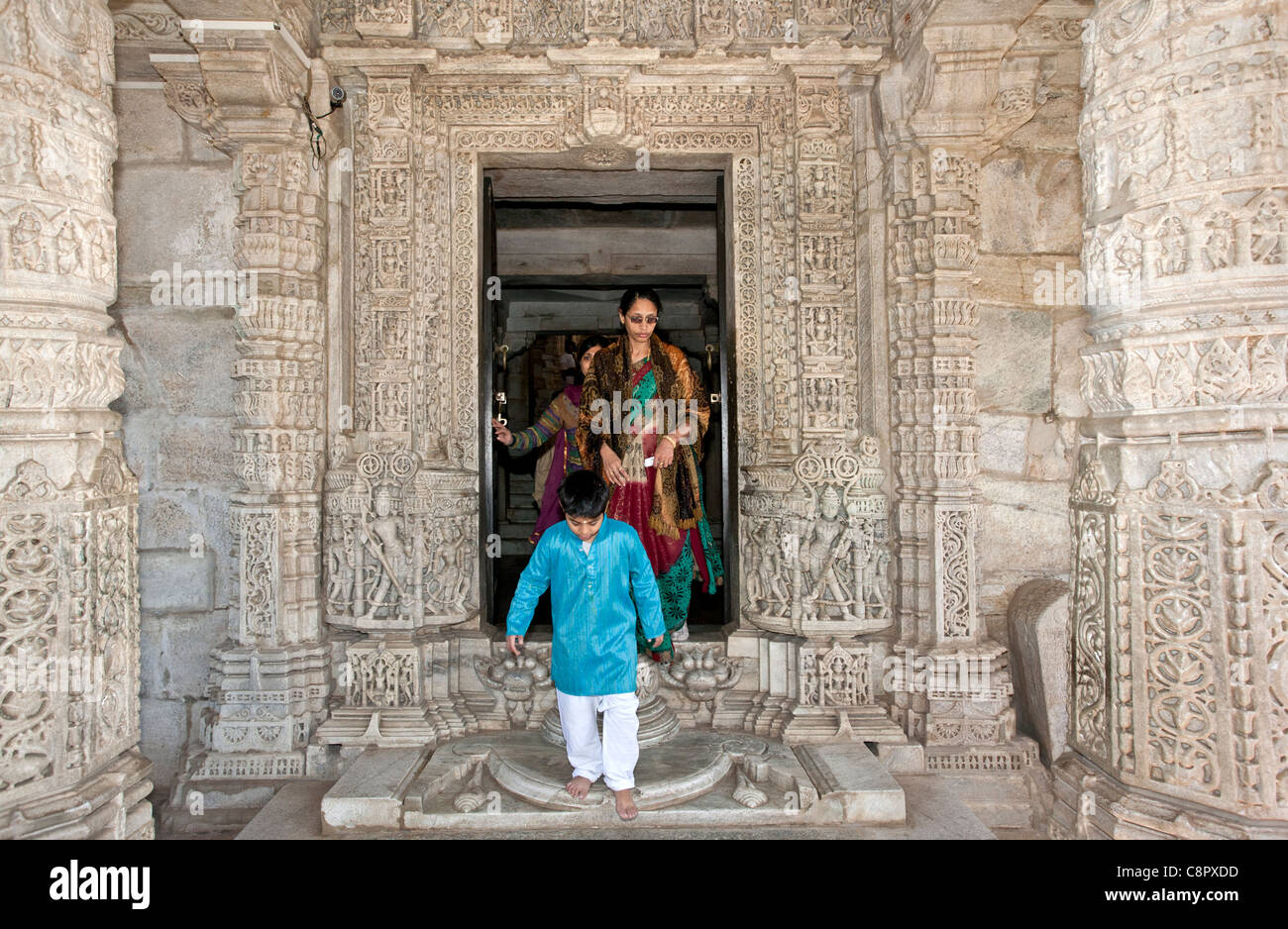 Indian i turisti in visita a Ranakpur tempio. Vicino a Udaipur. Il Rajasthan. India Foto Stock