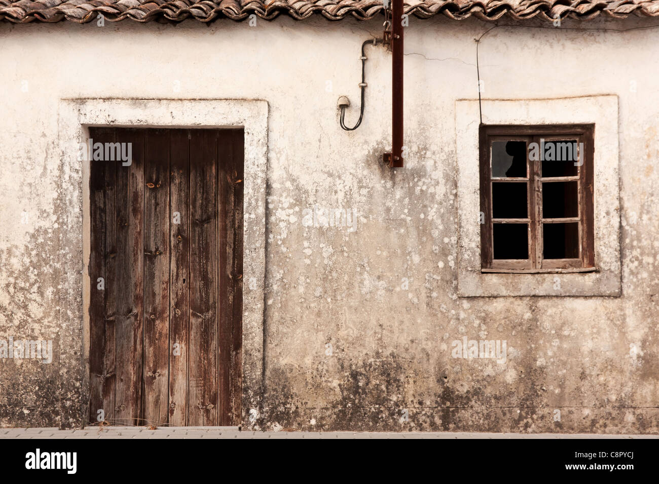 Bassa versione a colori della vecchia facciata abbandonati in Portogallo Foto Stock