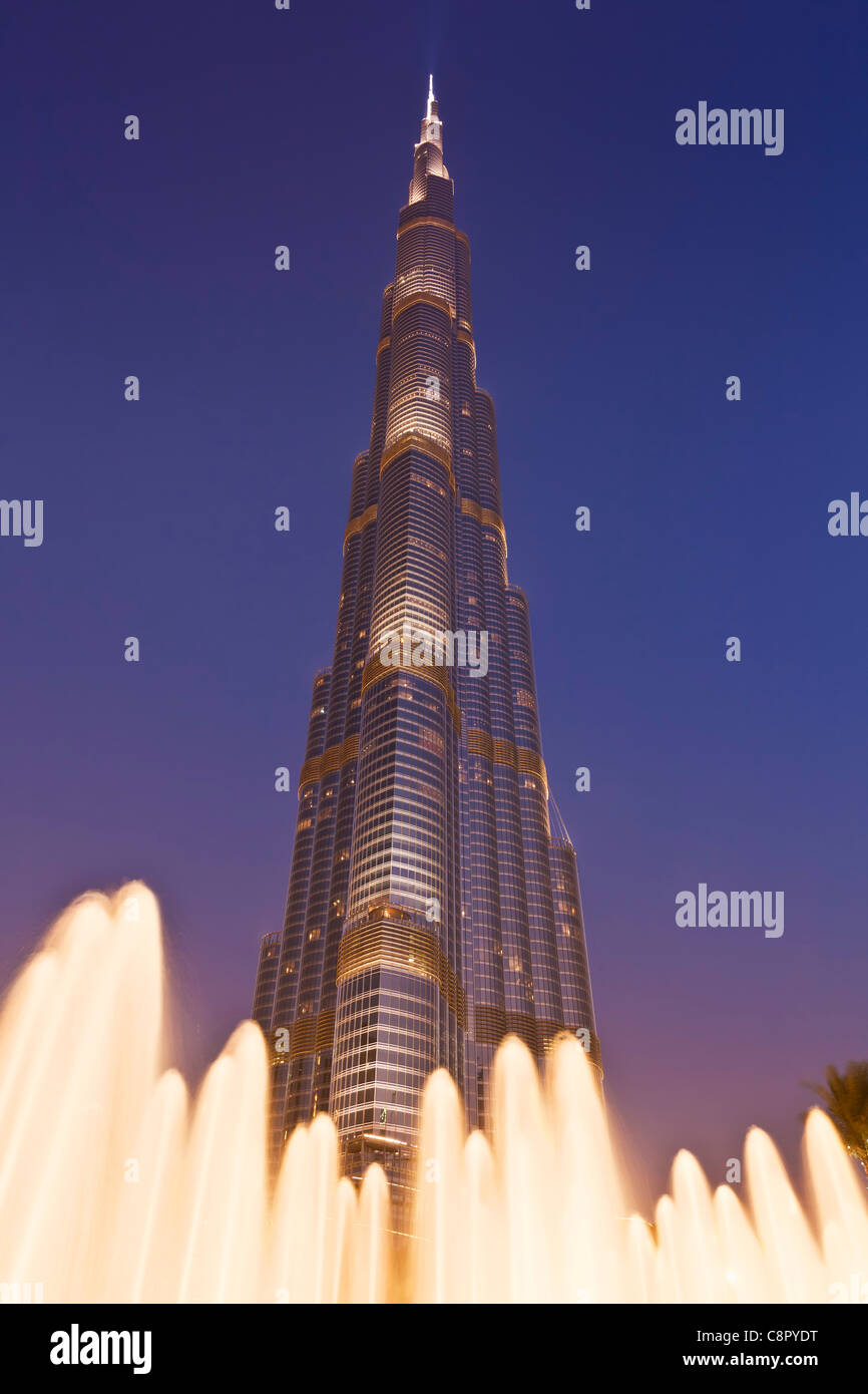 Il Burj Khalifa di notte, città di Dubai, Emirati Arabi Uniti, Emirati arabi del Medio Oriente Foto Stock