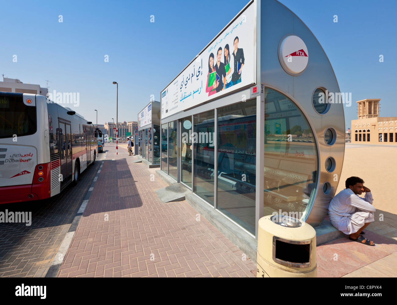 Aria condizionata fermata bus e un rifugio con bus in Dubai Emirati Arabi Uniti Dubai Emirati Arabi Uniti Medio Oriente Foto Stock