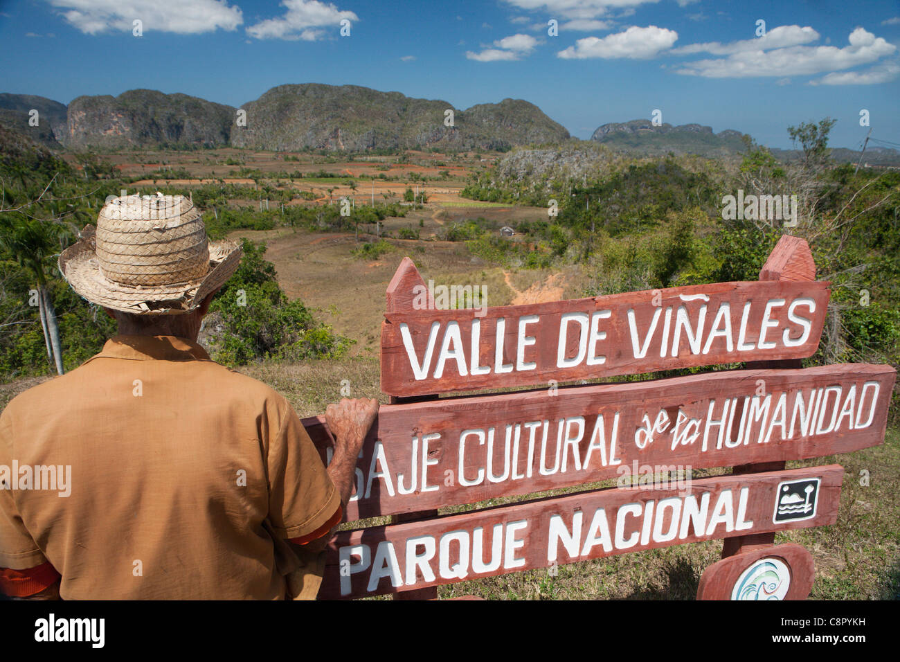 PINAR DEL RIO: Vinales Valley SIGNPOST E PAESAGGIO Foto Stock