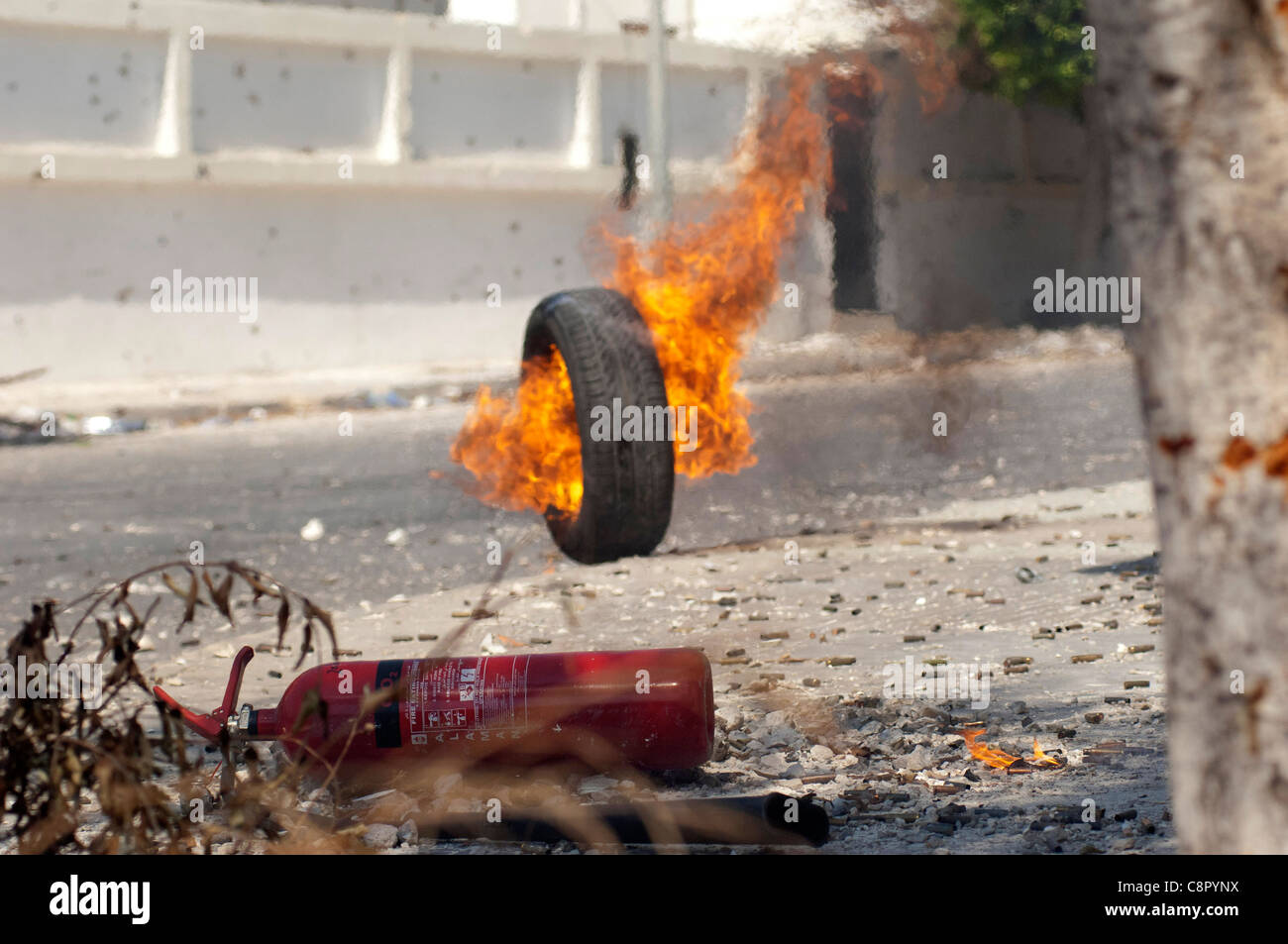 Rebel fighter battaglie cecchini nella piazza occupata dalle forze di Gheddafi sul finale il giorno della liberazione di Zarwiya Foto Stock