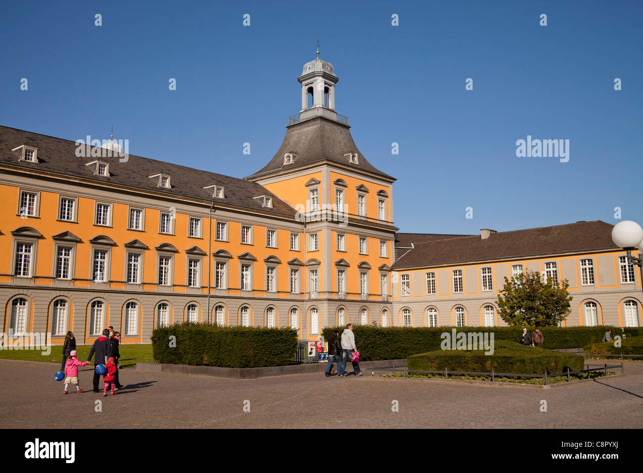 Hofgarten (Corte giardino) con Kurfuerstliches Schloss, edificio principale dell'Università di Bonn, Germania Foto Stock