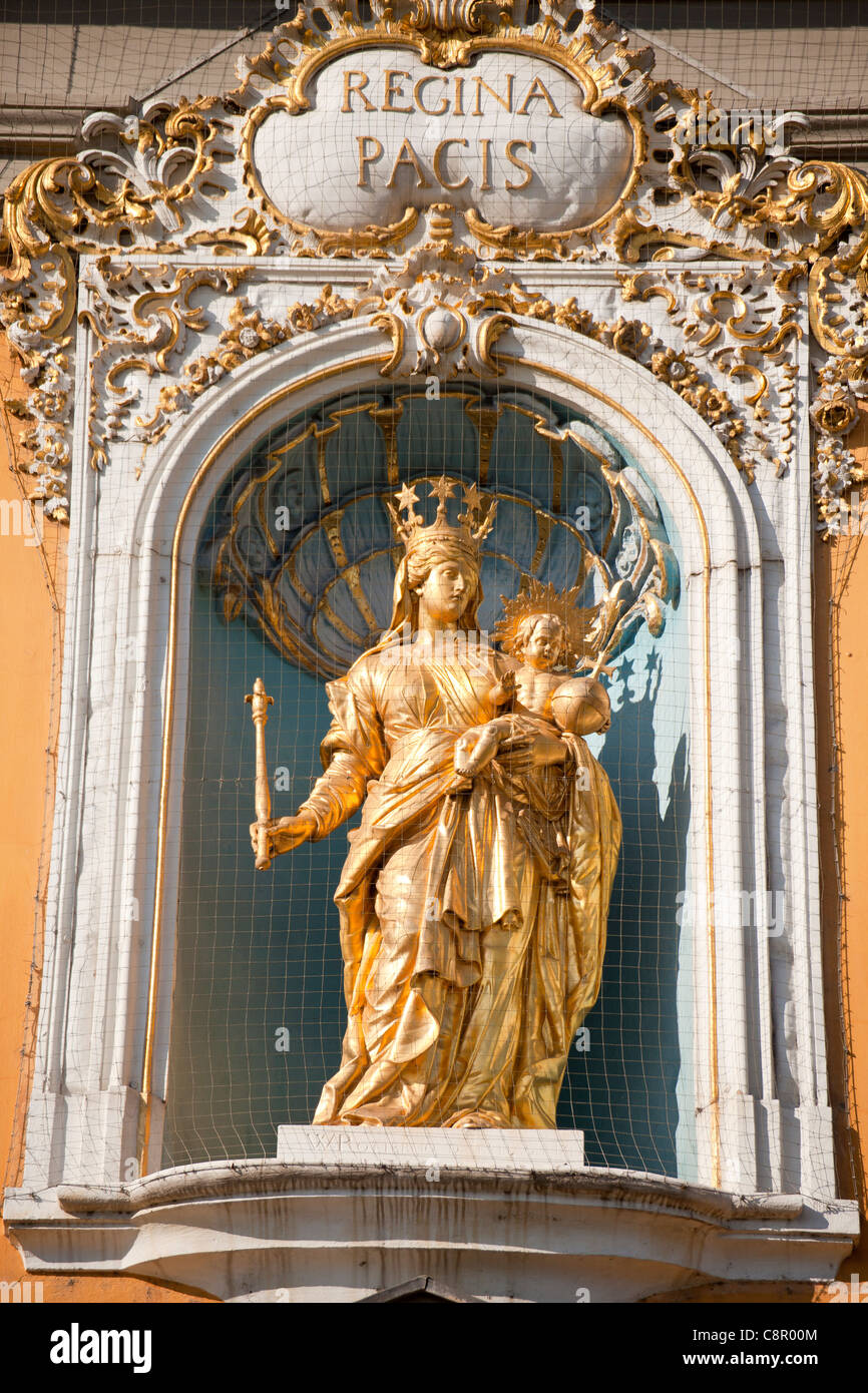 Statua dorata della Regina Pacis- Maria con Bambino in corrispondenza della facciata di Kurfuerstliches Schloss a Bonn, Germania Foto Stock
