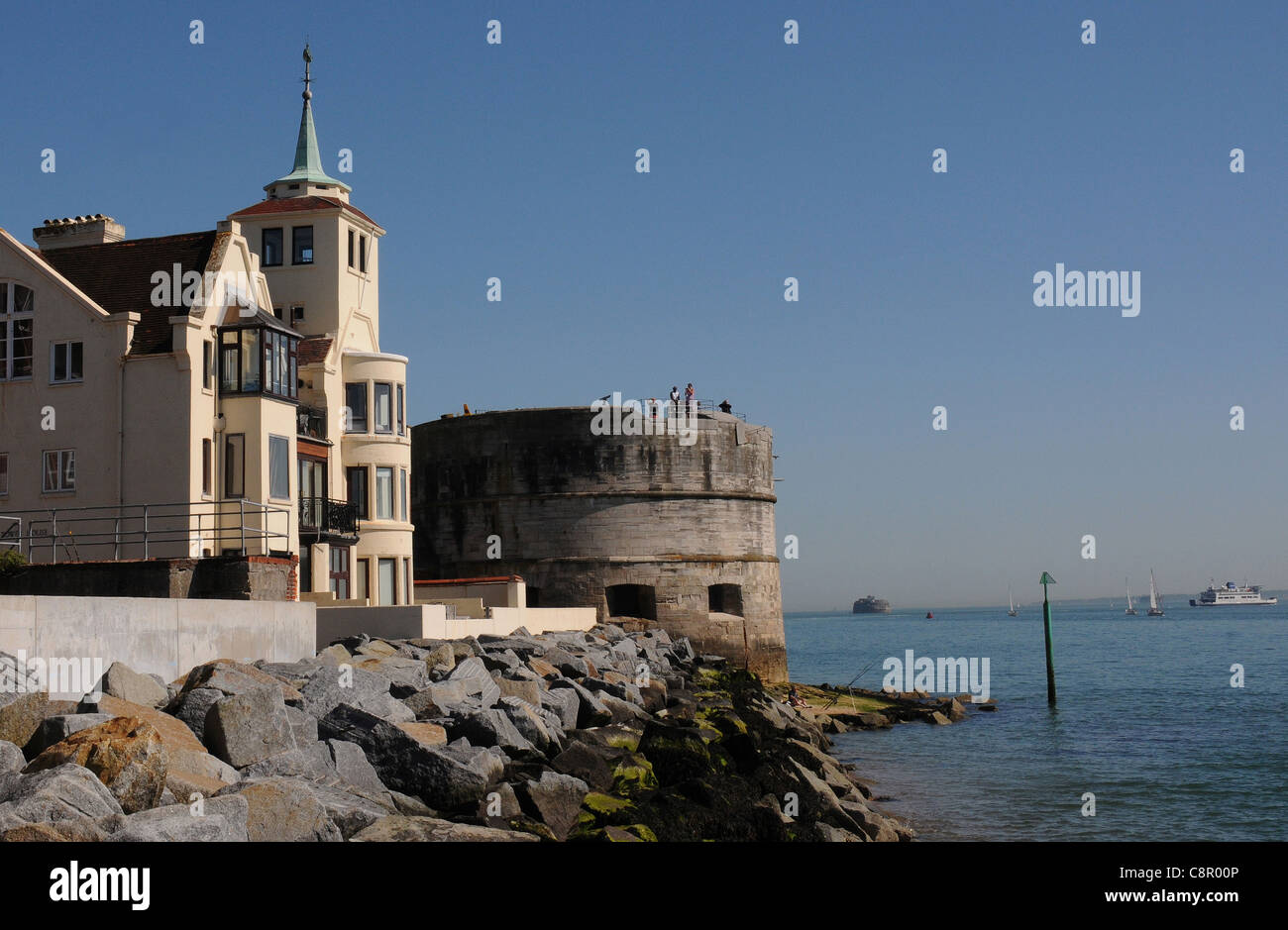 La torre rotonda all'ingresso al porto di Portsmouth, HAMPSHIRE Foto Stock