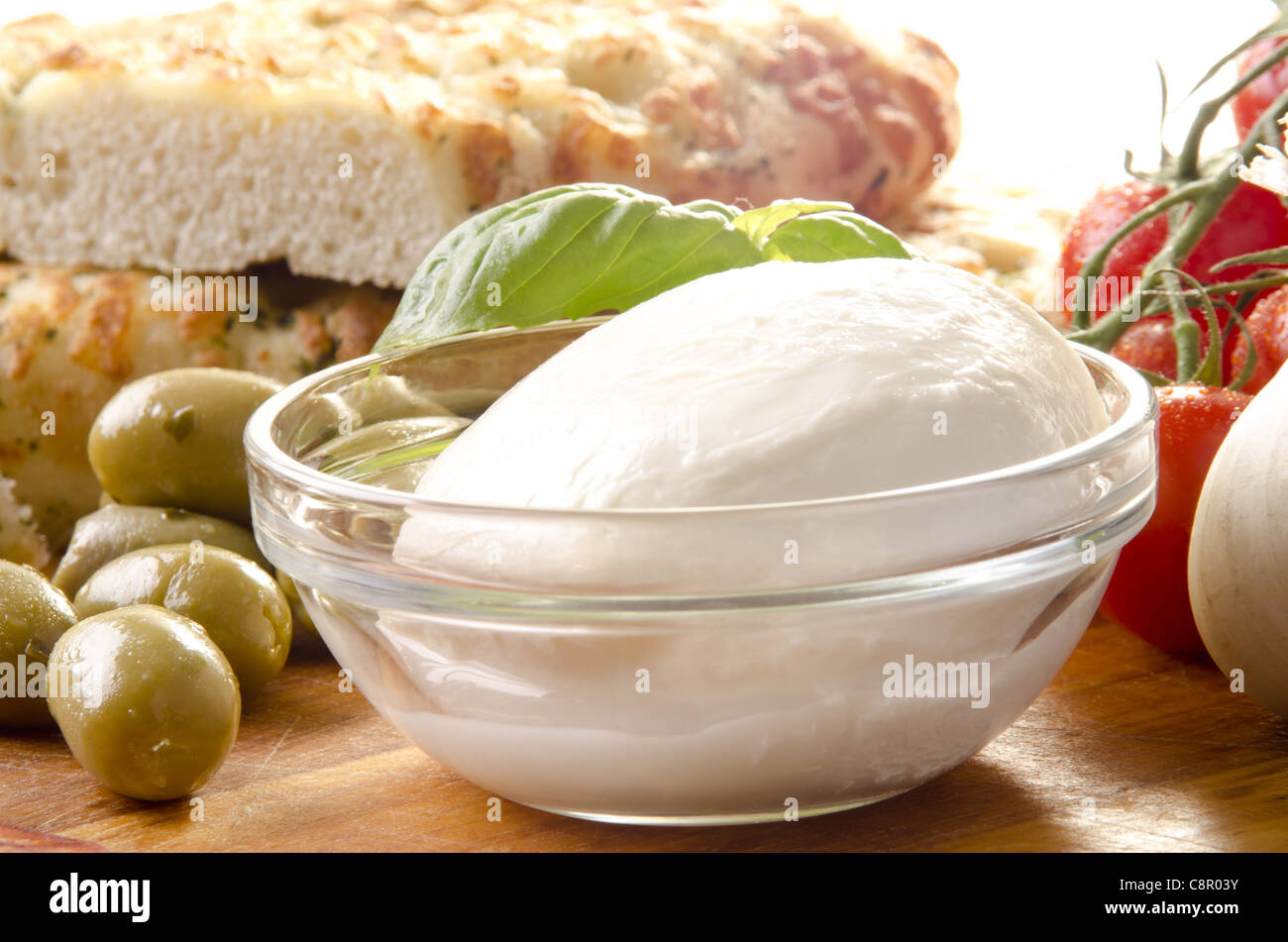 Colazione mediterranea con mozzarella di bufala, olive e pane speziato Foto Stock