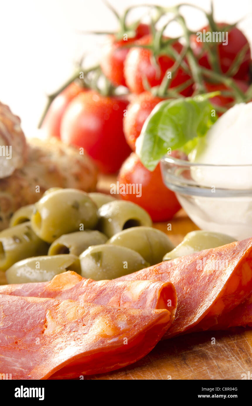Colazione mediterranea con salame, olive e pomodoro Foto Stock