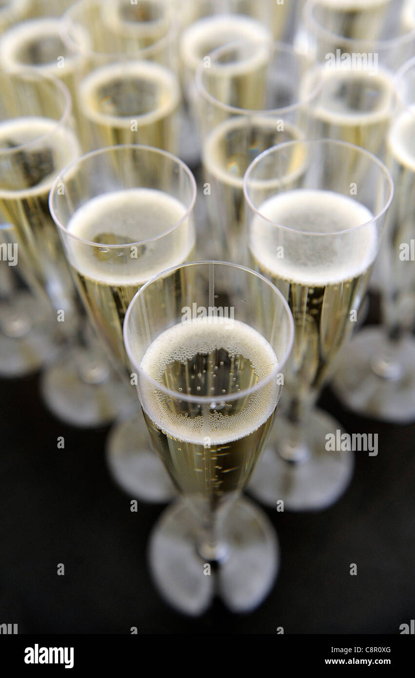 Champagne in bicchieri disposti su una tavola al gusto di Edinburgh Food Festival. Foto Stock