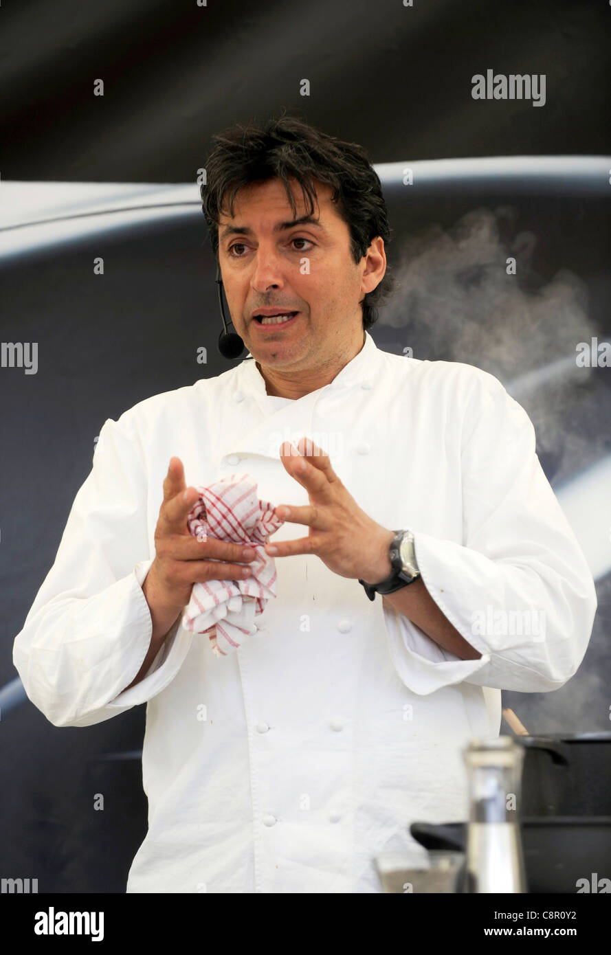 Chef celebrità Jean-Christophe Novelli conducendo una dimostrazione di cottura al gusto di Edinburgh Food Festival. Foto Stock