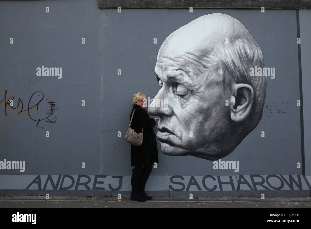 Andrei Sacharov illustrato dall artista russo Dmitri Vrubel sul muro di Berlino in East Side Gallery di Berlino, Germania. Foto Stock