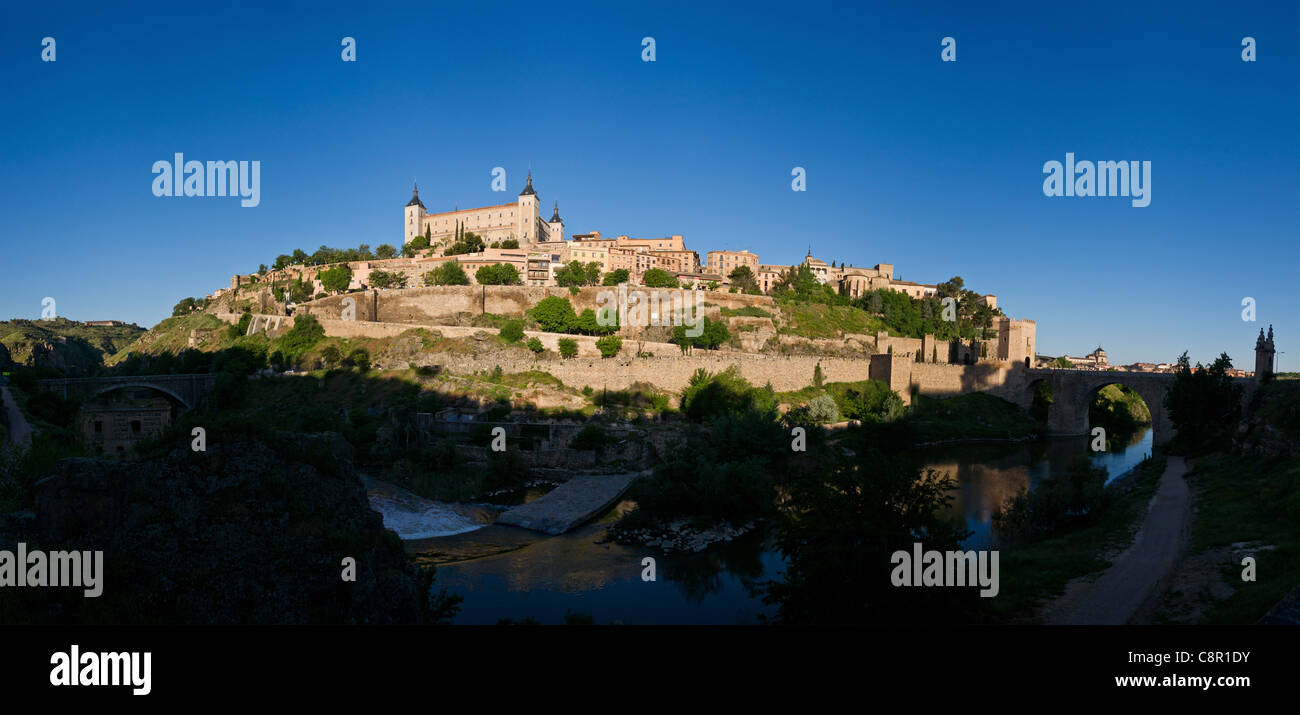 Vista di Toledo con Alcázar sulla sommità della collina Foto Stock