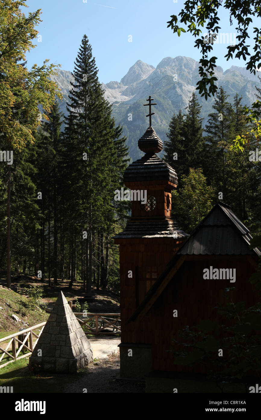 La cappella russa e la tomba di prigionieri di guerra russi sulla strada del Vrsic passo di montagna nelle Alpi Giulie, Slovenia. Foto Stock