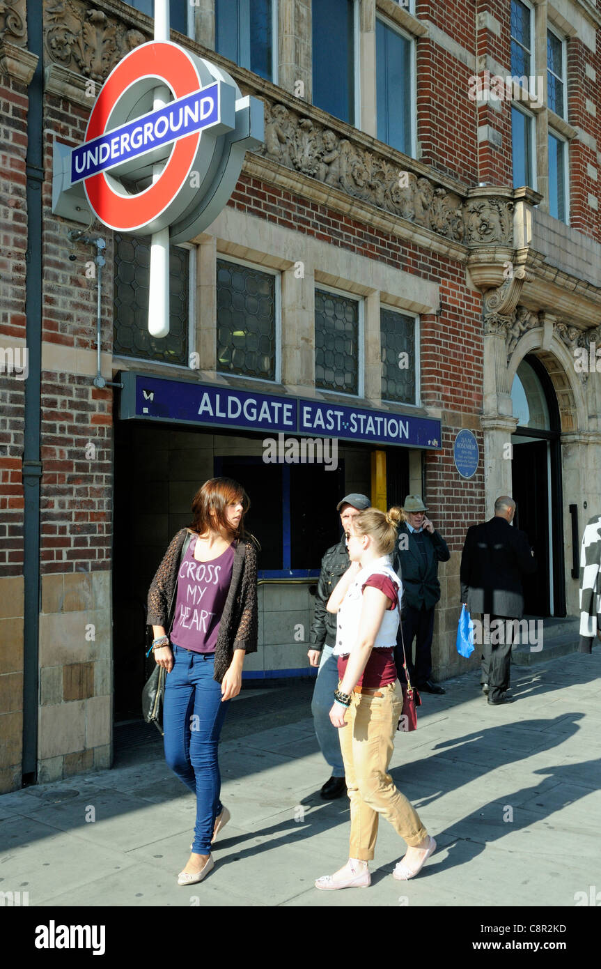 Persone che passano di Aldgate East Stazione metropolitana di Tower Hamlets Est Londra Inghilterra REGNO UNITO Foto Stock