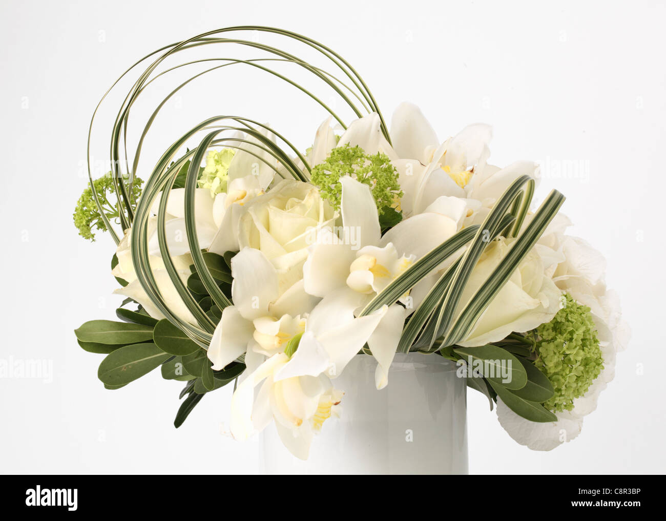 Un colorato bouquet di fiori in un vaso. Le orchidee bianche [Cymbidium] , ortensie. Foto Stock