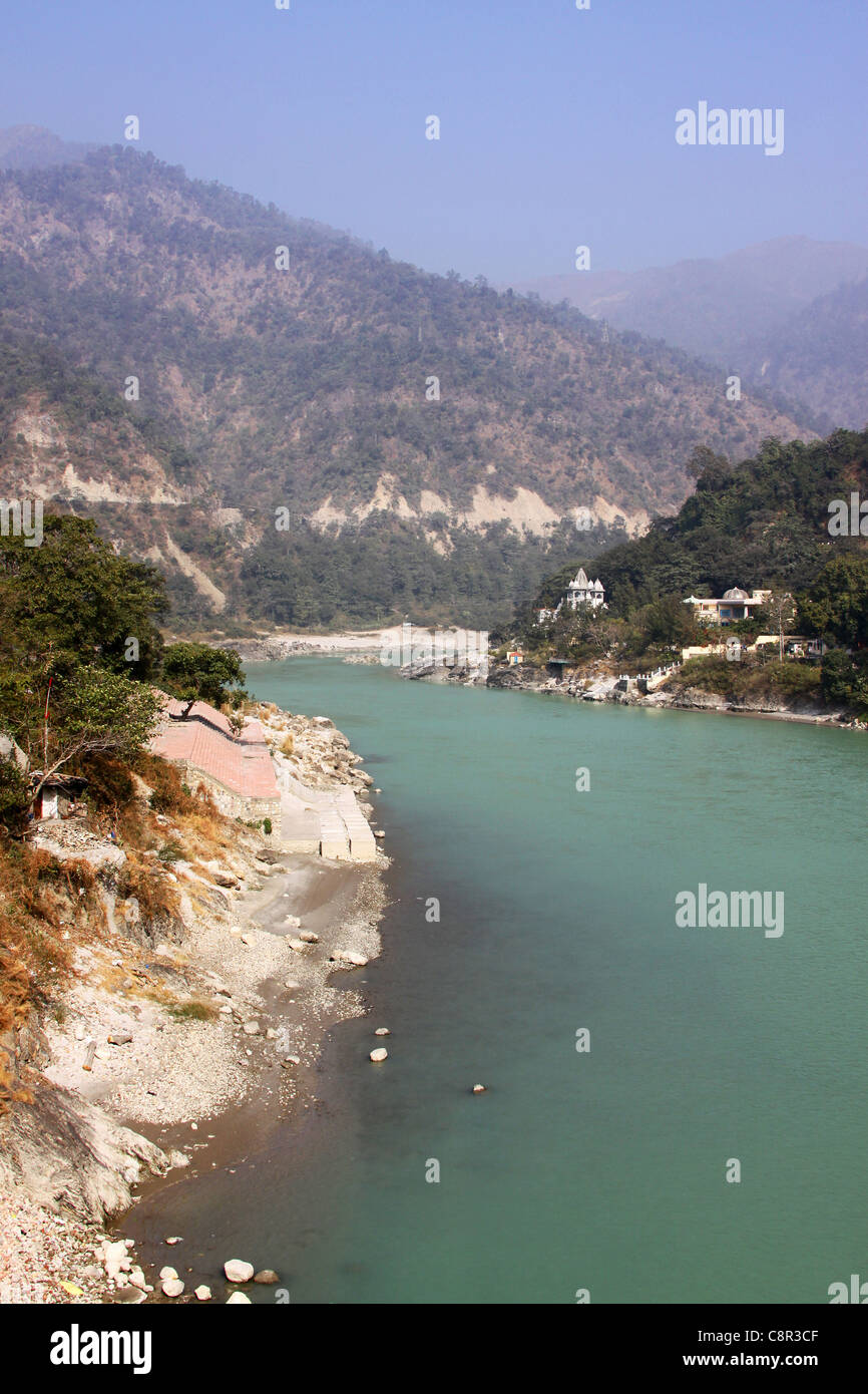 India Rishikesh il fiume Gange e montagne Foto Stock