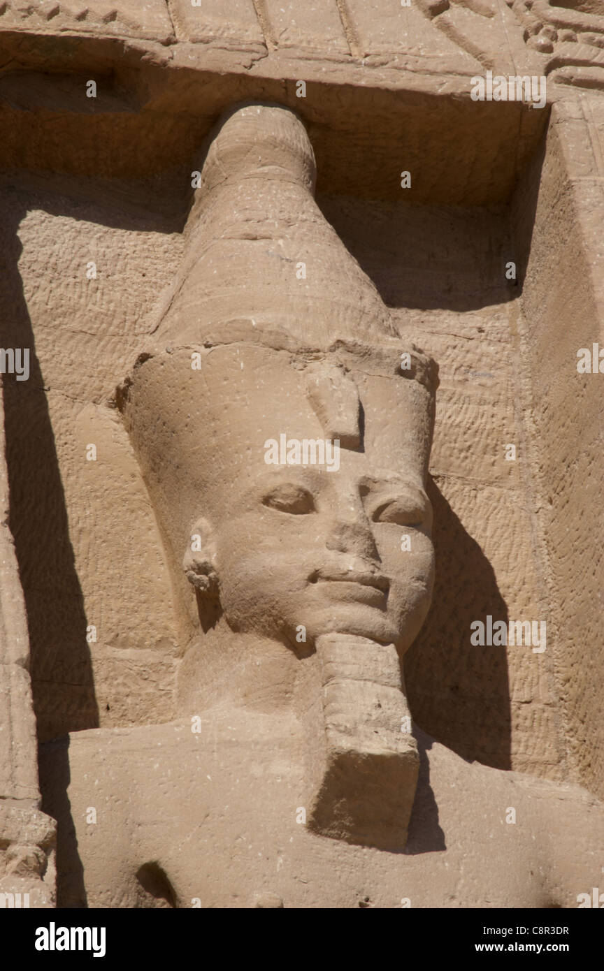 Il faraone Ramses II (1290-1224 a.C.). Nuovo Regno. Tempio di Hathor o piccolo tempio. Abu Simbel. L'Egitto. Foto Stock