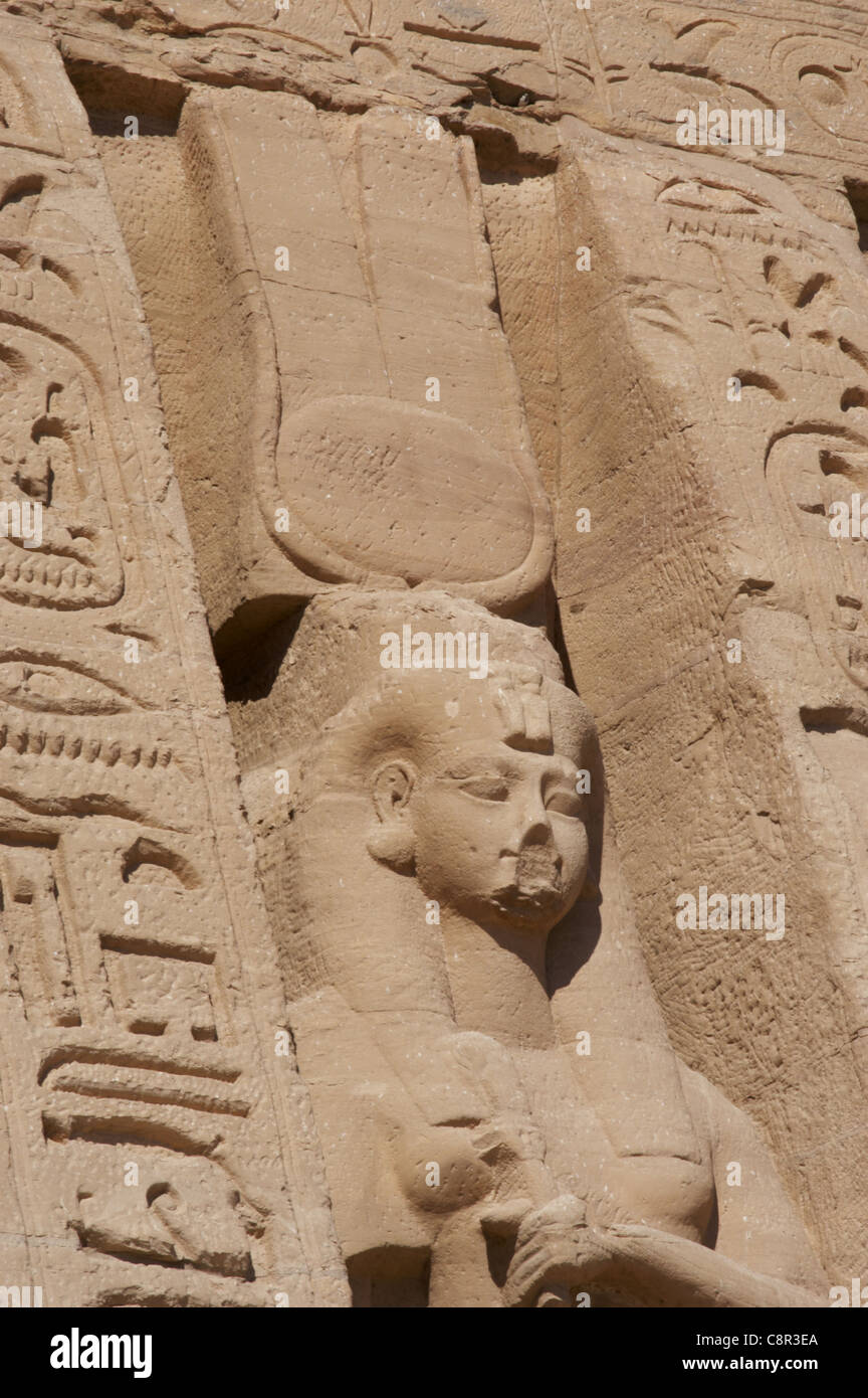 Nefertari, noto anche come Nefertari Merytmut. Tempio di Hathor o piccolo tempio. Abu Simbel. L'Egitto. Foto Stock