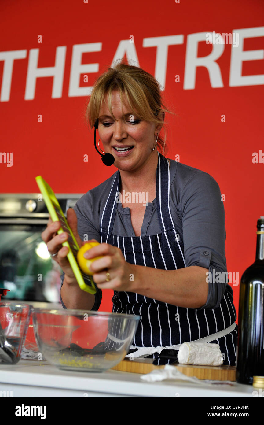 Chef celebrità Rachel Allen ospita una demo di cottura al gusto di Edinburgh Food Festival. Foto Stock