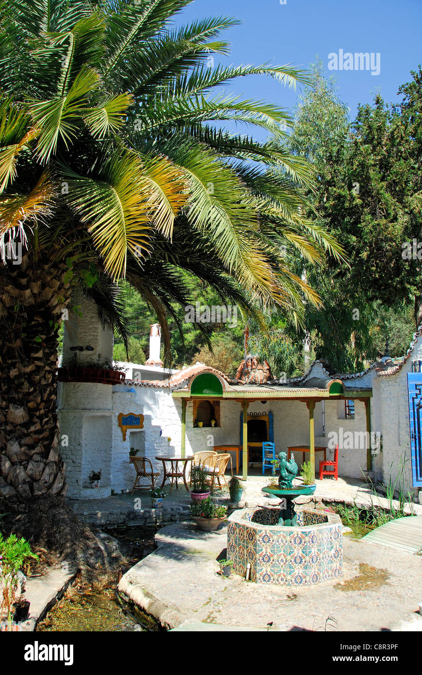 AKYAKA, Turchia. Un grazioso cortile giardino. 2011. Foto Stock