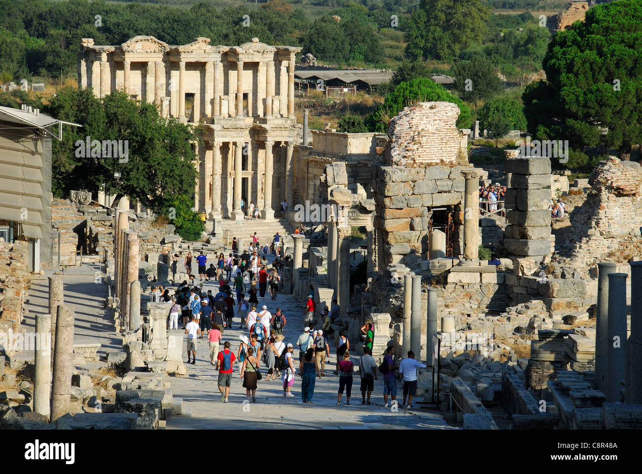 Efeso (EFES), Turchia. Una vista verso il basso Curetes modo alla biblioteca di Celso. 2011. Foto Stock