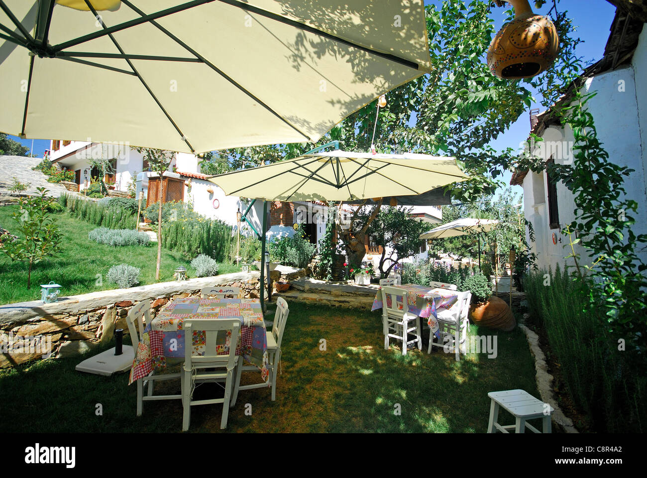 SIRINCE, Turchia. I giardini del Markiz Konaklari, un boutique hotel di lusso in borgo collinare vicino a Selcuk. 2011. Foto Stock