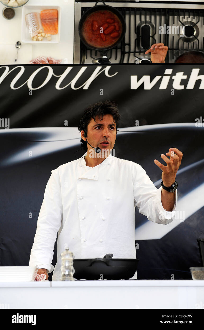 Chef celebrità Jean-Christophe Novelli conducendo una dimostrazione di cottura al gusto di Edinburgh Food Festival. Foto Stock