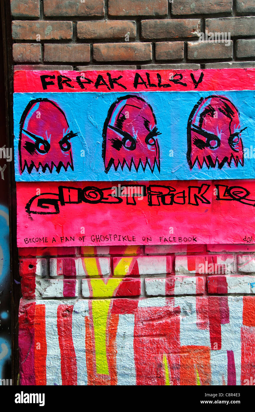 Arte sul muro di mattoni di edificio in 'Freak Alley' Foto Stock