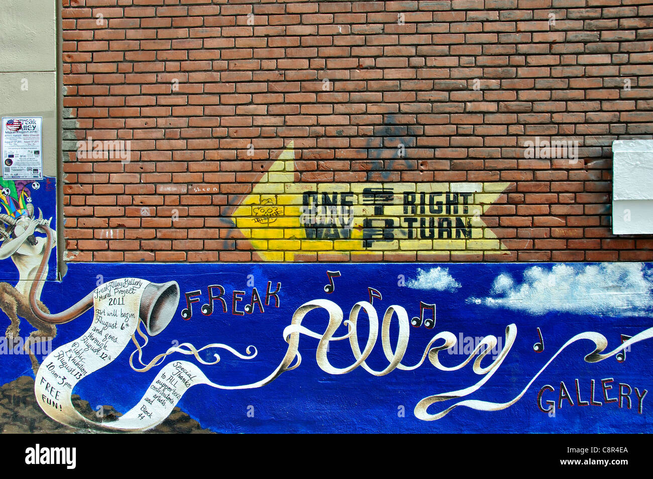 Arte sul muro di mattoni di edificio in 'Freak Alley' Foto Stock