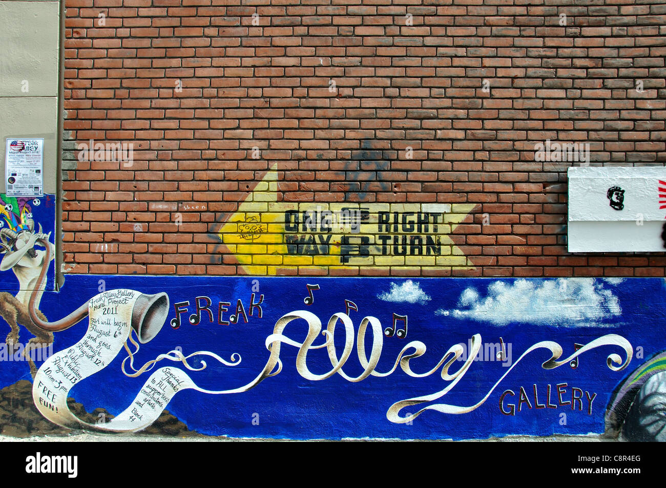 Arte sul muro di mattoni di edificio in 'Freak Alley' Foto Stock