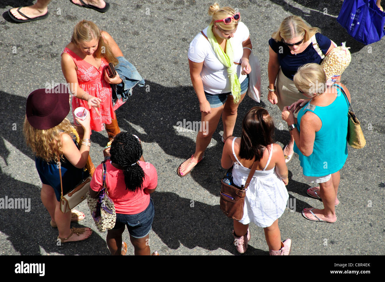 Il gruppo di donne amanti dello shopping nel centro di Idaho Street durante il Mercato del sabato, Downtown Boise Foto Stock