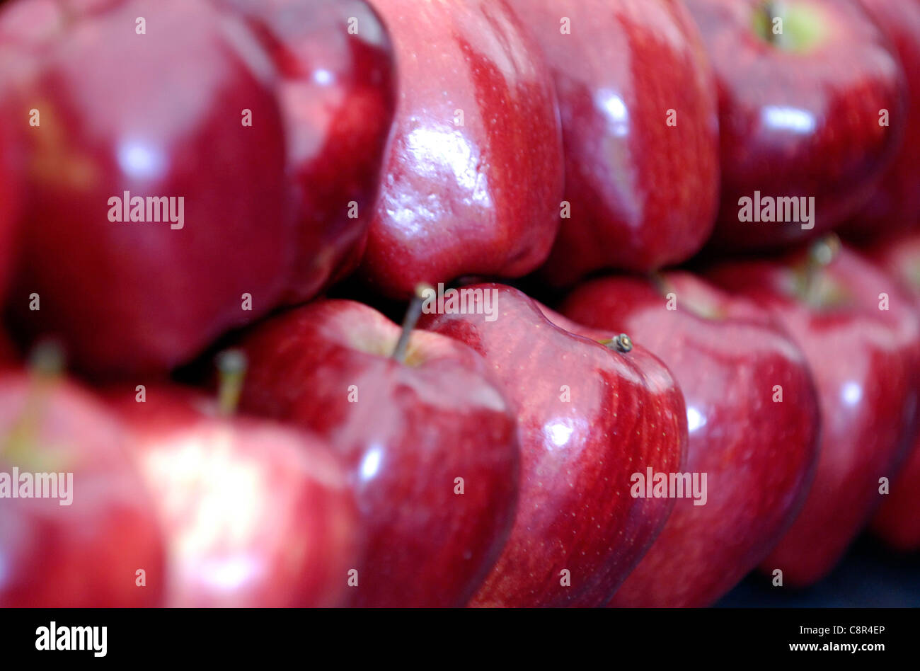 Close up di mele rosse per la vendita su un piedistallo di frutta. Foto Stock