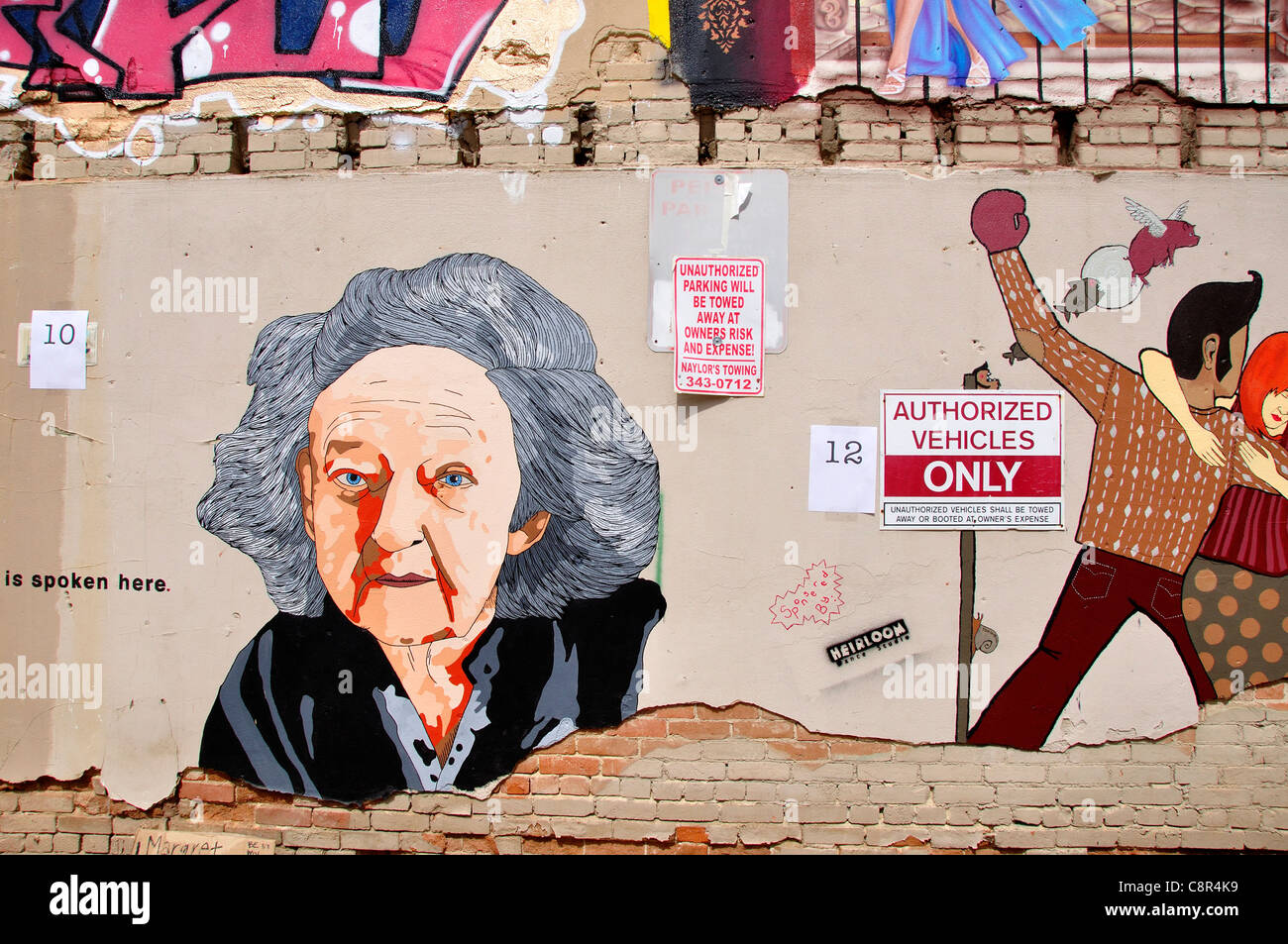 Arte sul muro di mattoni di edificio in 'Freak Alley' Foto Stock