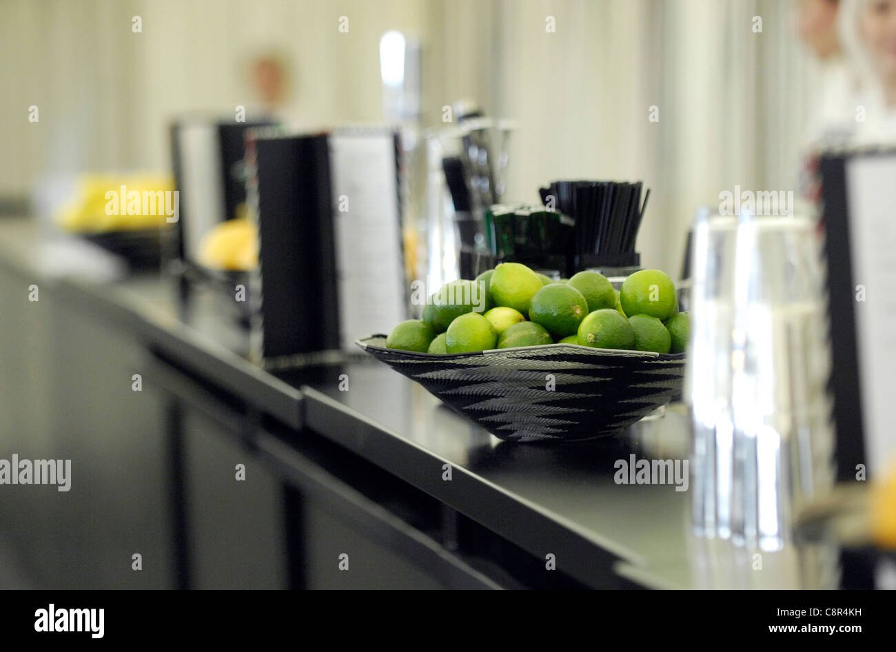 Una ciotola di limes su un cocktail bar. Foto Stock