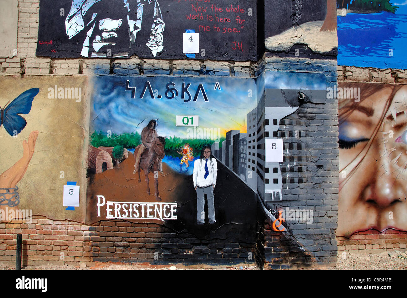 Arte sul muro di mattoni di edificio in 'Freak Alley' Foto Stock