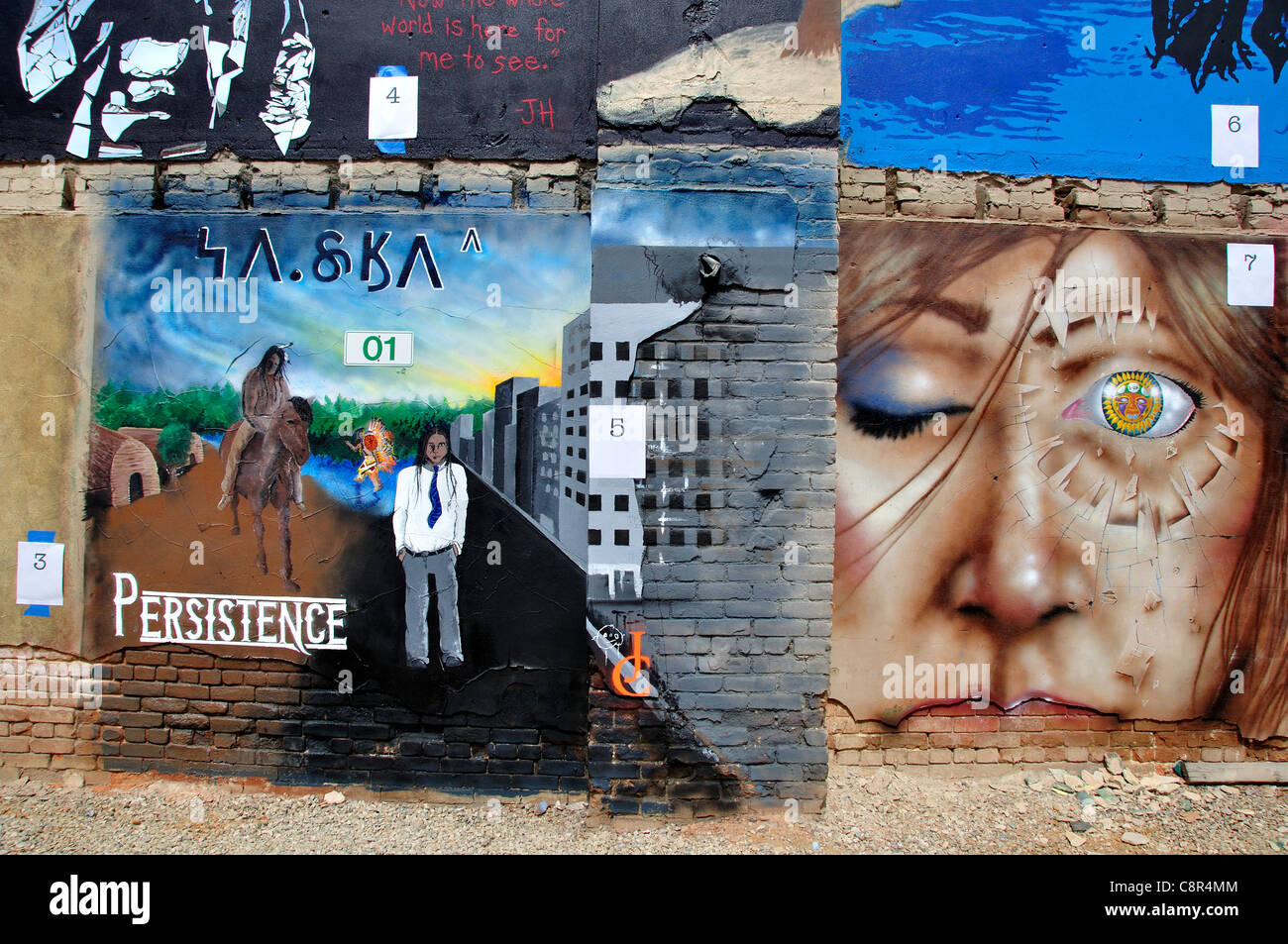 Arte sul muro di mattoni di edificio in 'Freak Alley' Foto Stock